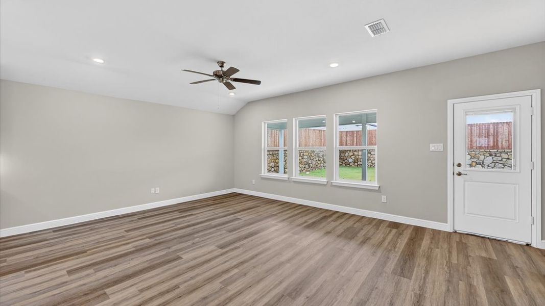 Spacious, unfurnished interior of a new home in Sandstone Estates, Granbury (Image 13).