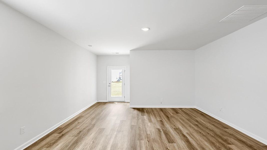 Spacious, unfurnished interior of a new home in Carolina Groves, Moncks Corner (Image 19).