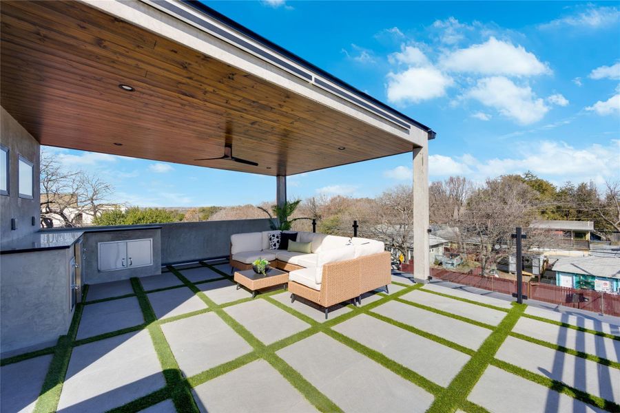 3rd Floor Rooftop deck Patio/terrace with clear view of downtown Austin skyline