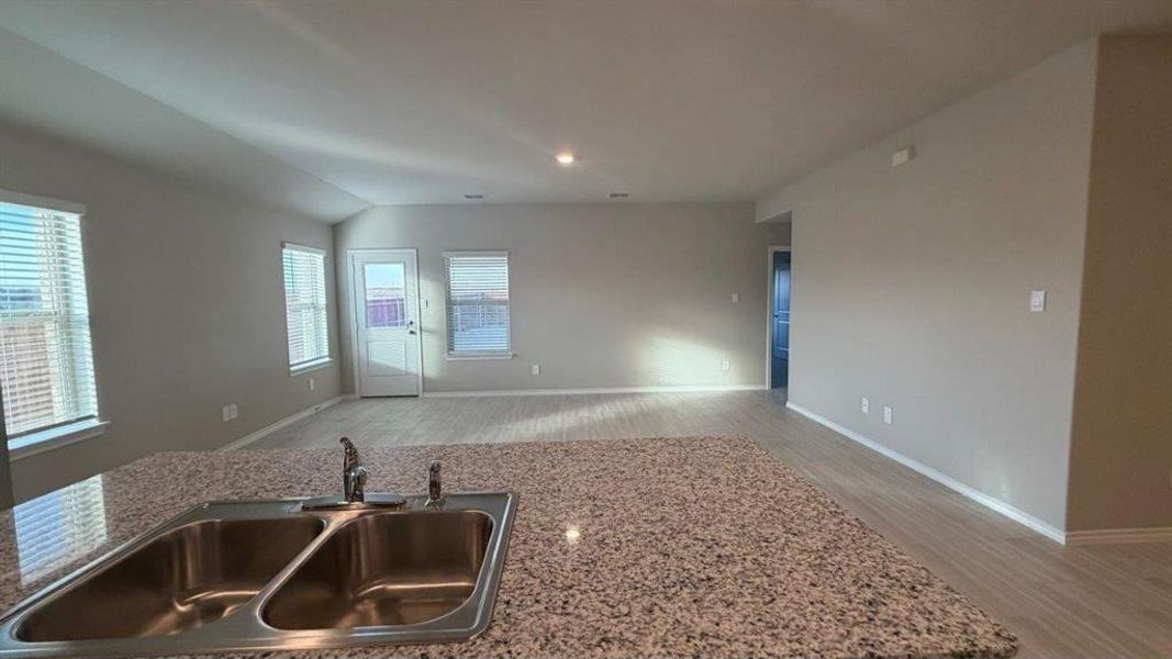 Spacious, unfurnished interior of a new home in Hickory Grove, Denton (Image 4).