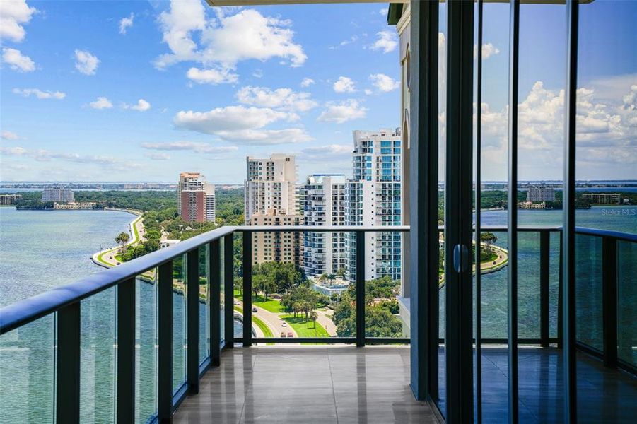 Condo located in Tampa, FL showcasing its design and architecture (Image 5).