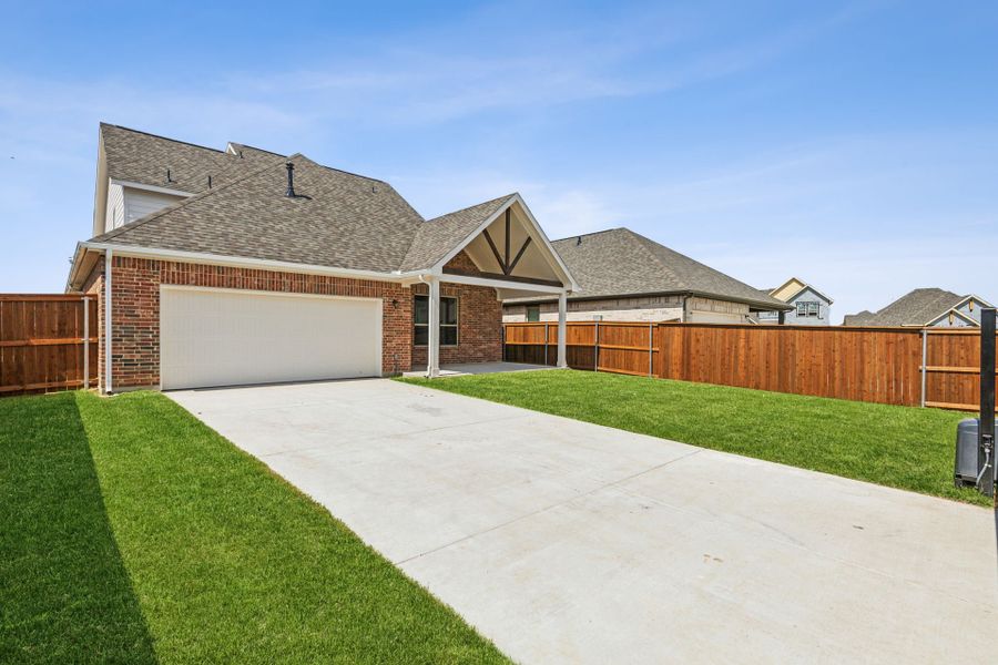 Exterior details and patio area of a home in Dove Hollow, Waxahachie (Image 18).