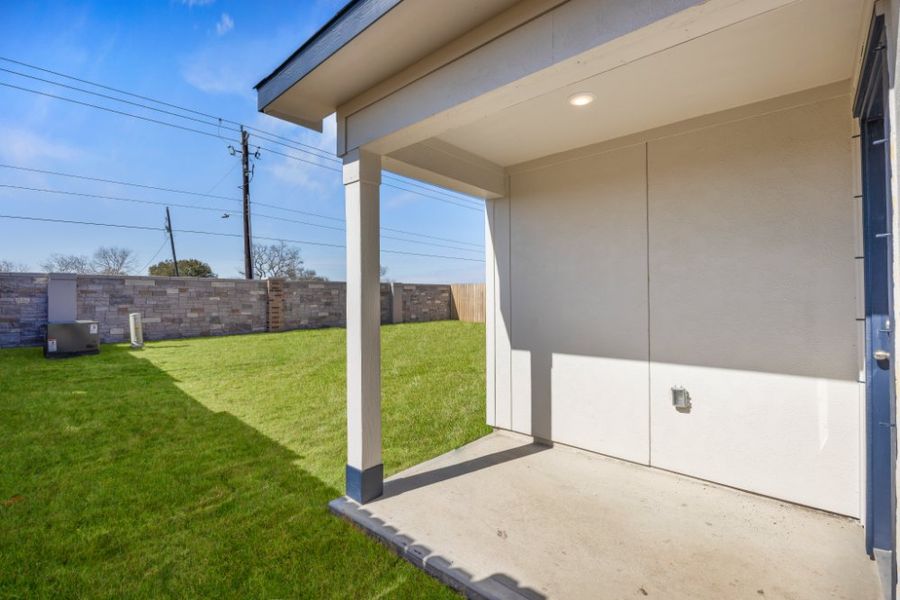 Exterior details and patio area of a home in Ashland, Houston (Image 3).