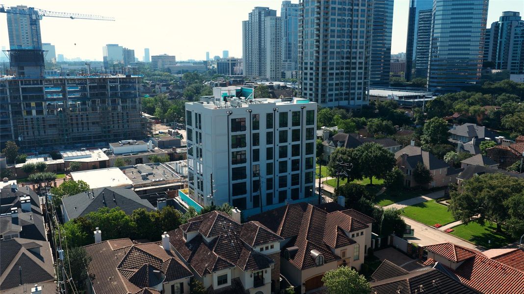 Condo located in Houston, TX showcasing its design and architecture (Image 4).
