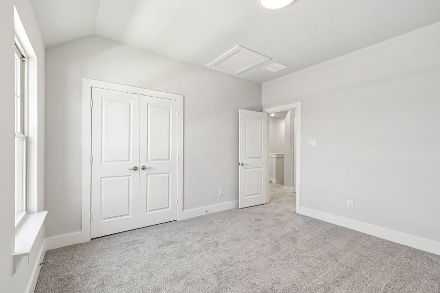 Spacious, unfurnished interior of a new home in Dove Hollow, Waxahachie (Image 28).