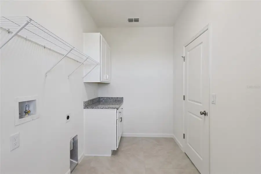 Spacious, unfurnished interior of a new home in Grand Isle, Grand Island (Image 21).