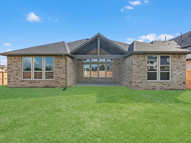 Exterior details and patio area of a home in Sienna 60’, Missouri City (Image 3).
