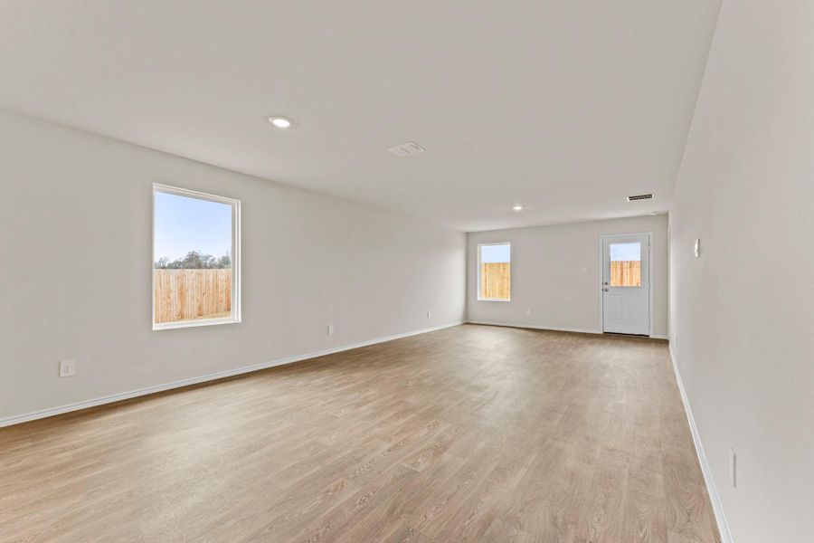 Spacious, unfurnished interior of a new home in Bollinger, Uhland (Image 28).