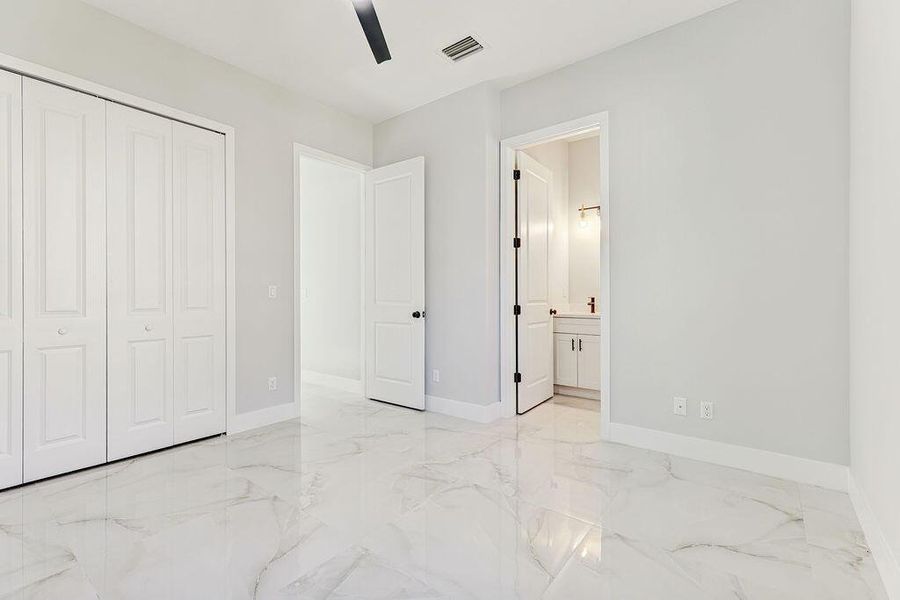 5DM40136_37_38_39_40Interior01