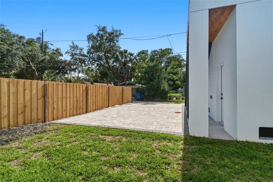 Exterior details and patio area of a home in , St. Petersburg (Image 31).