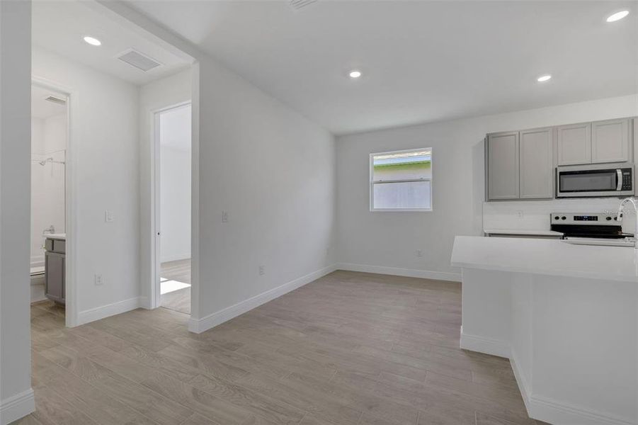 Spacious, unfurnished interior of a new home in Angeline, Land O' Lakes (Image 24).