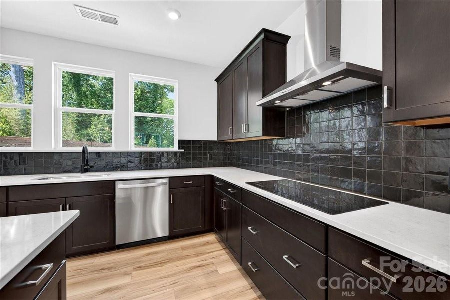 Electric cooktop with direct vent