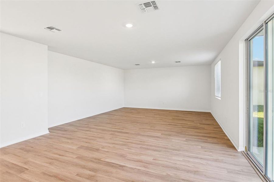 Spacious, unfurnished interior of a new home in Hilltop Vistas, Dade City (Image 18).