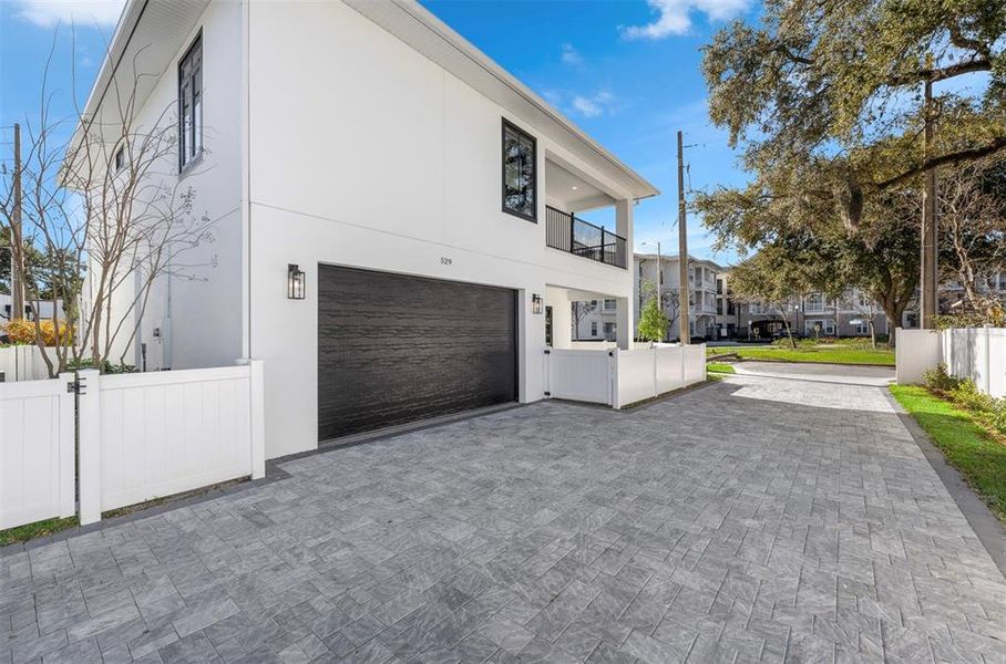 Exterior details and patio area of a home in , Orlando (Image 31).
