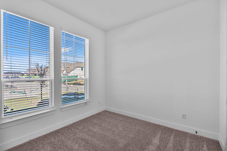 Spacious, unfurnished interior of a new home in Blue Heron, Mont Belvieu (Image 29).