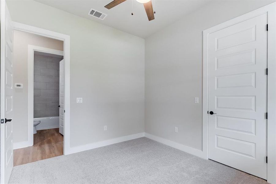 Spacious, unfurnished interior of a new home in , Marble Falls (Image 13).