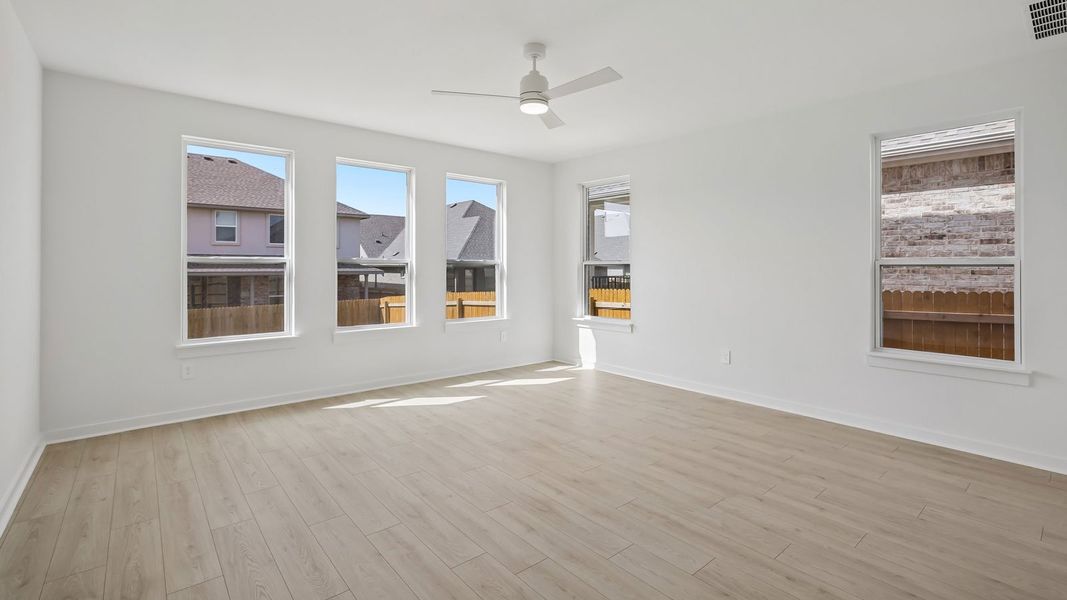 Spacious, unfurnished interior of a new home in Rosenbusch Ranch, Leander (Image 30).