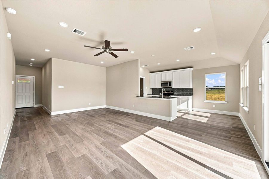 Spacious, unfurnished interior of a new home in Crockett Meadows, Conroe (Image 11).