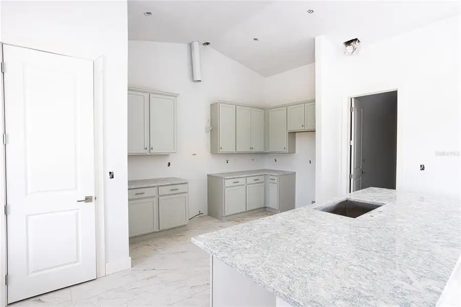 Spacious, unfurnished interior of a new home in , Englewood (Image 9).