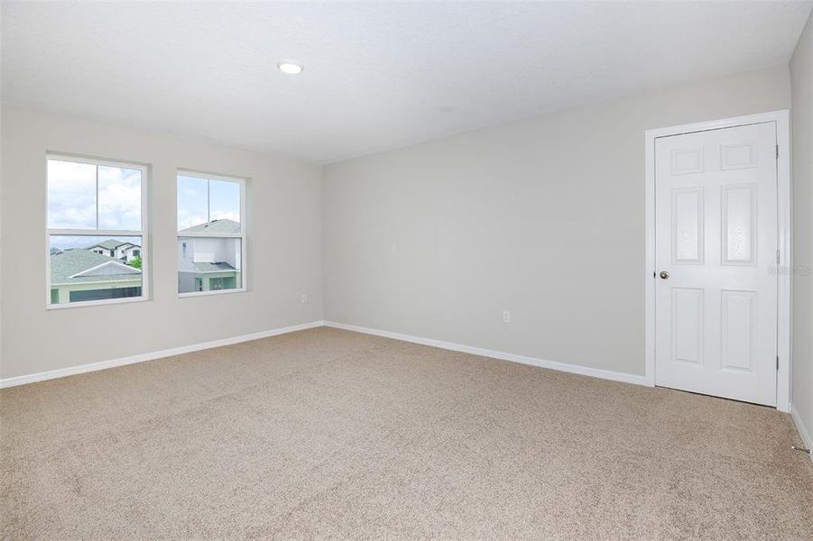 Spacious, unfurnished interior of a new home in Pasadena Ridge, Dade City (Image 19).