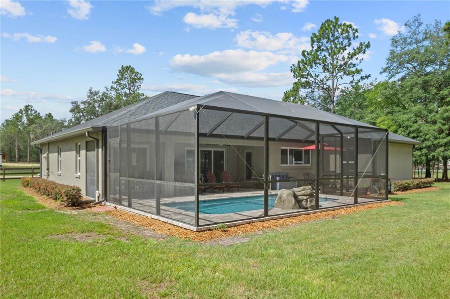 Exterior details and patio area of a home in , Dunnellon (Image 38).