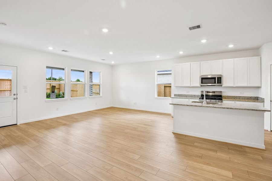 Spacious, unfurnished interior of a new home in Raburn Reserve 50s, Tomball (Image 14).
