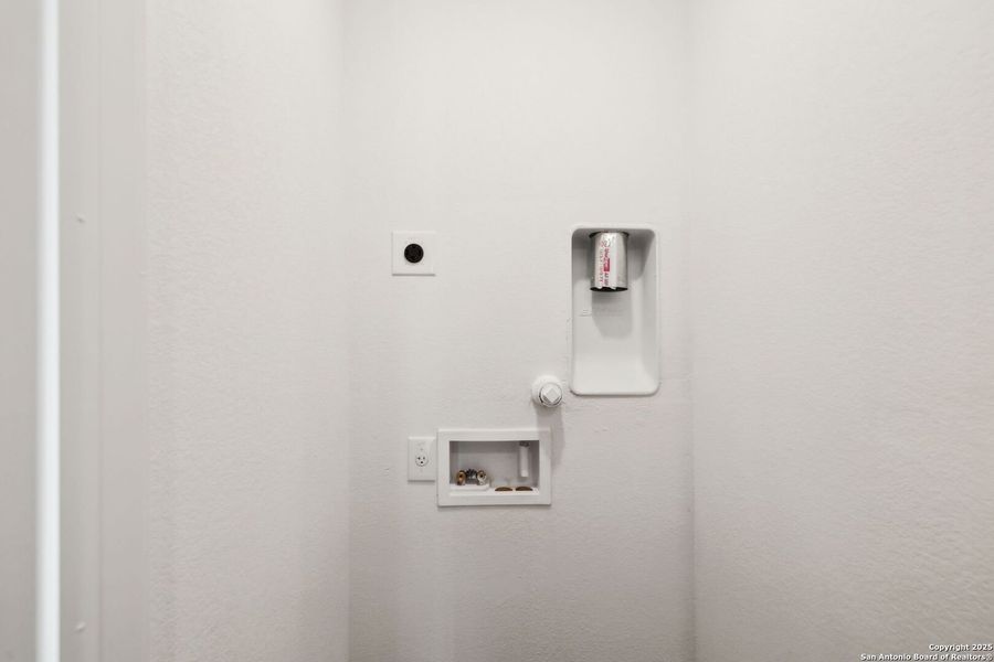 Spacious, unfurnished interior of a new home in , San Antonio (Image 9).