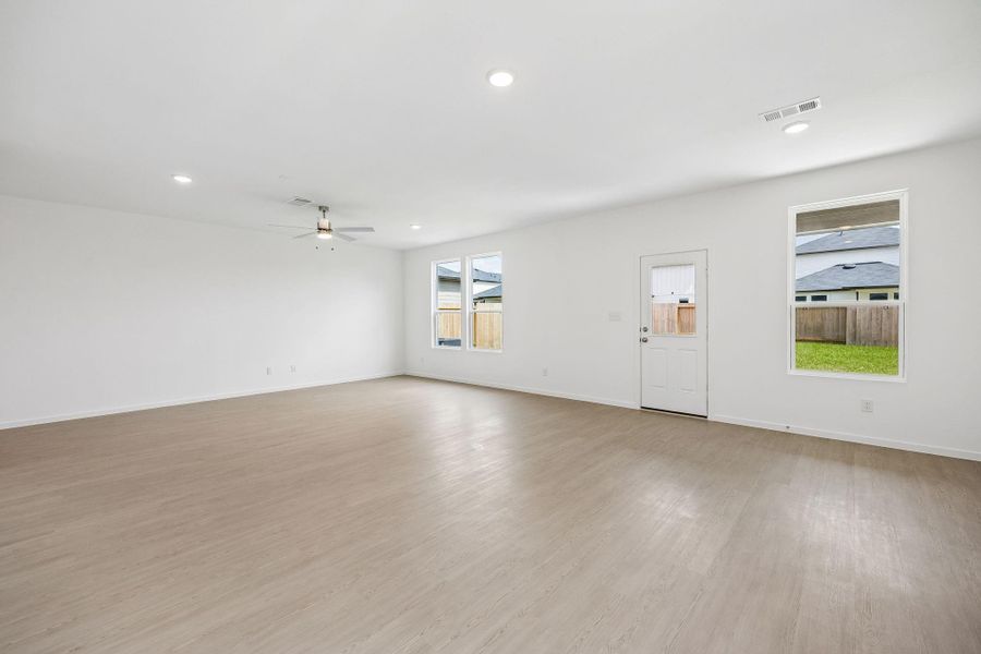 Spacious, unfurnished interior of a new home in Montgomery Bend, Montgomery (Image 20).