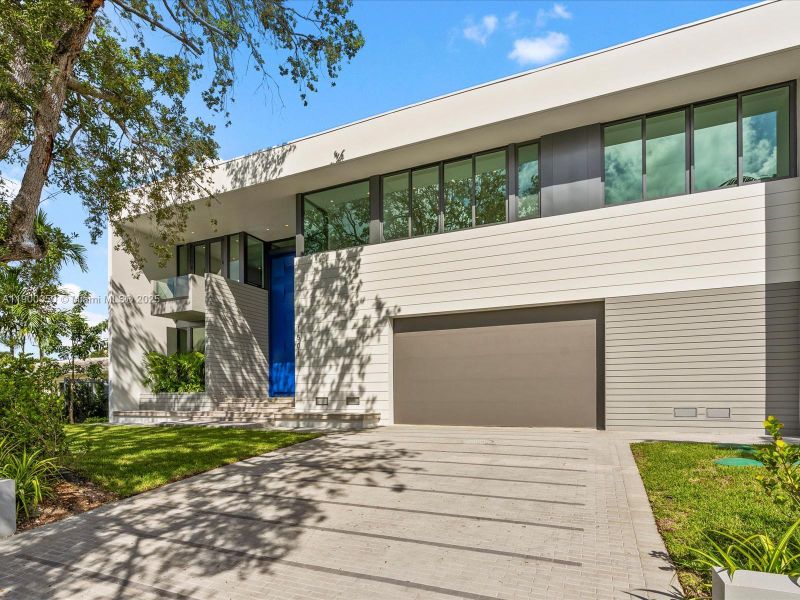 Exterior details and patio area of a home in , Miami Shores (Image 24).