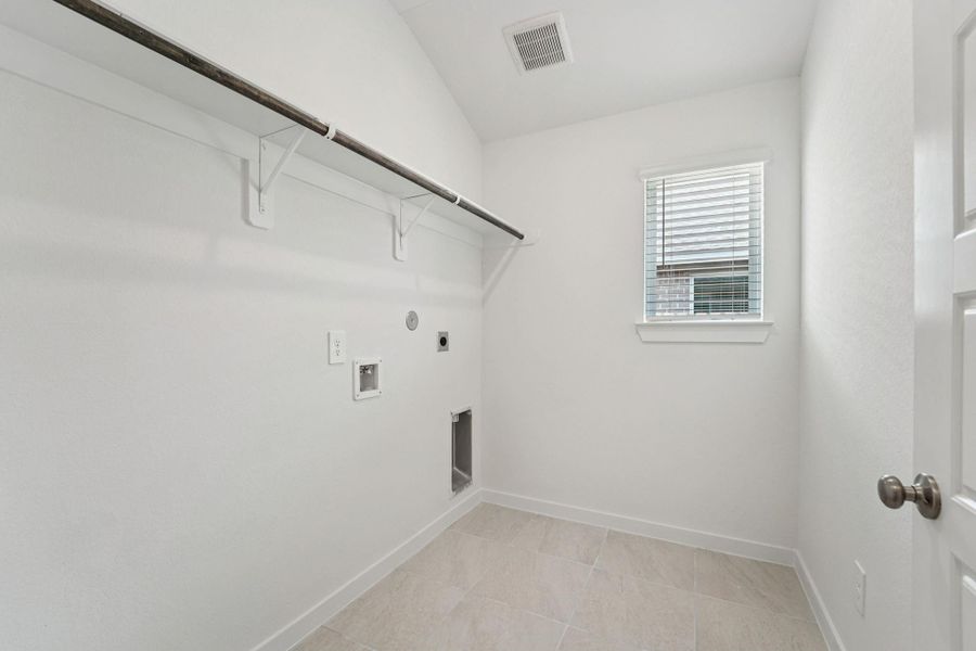 Spacious, unfurnished interior of a new home in Southwinds, Baytown (Image 17). Spacious, unfurnished interior of a new home in Southwinds, Baytown (Image 17).
