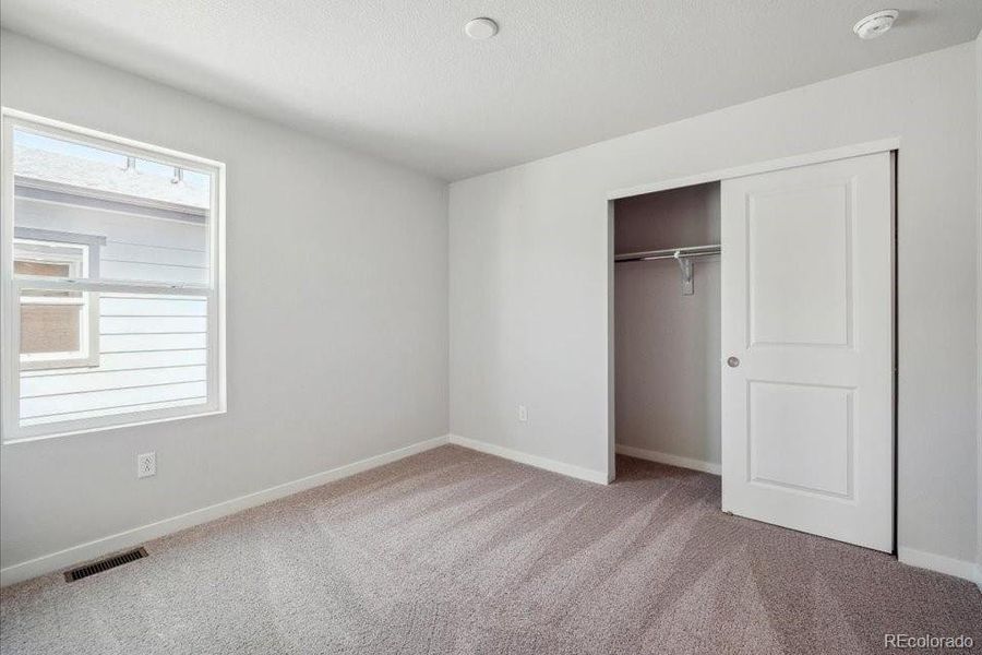 Spacious, unfurnished interior of a new home in Coyote Creek, Fort Lupton (Image 22).