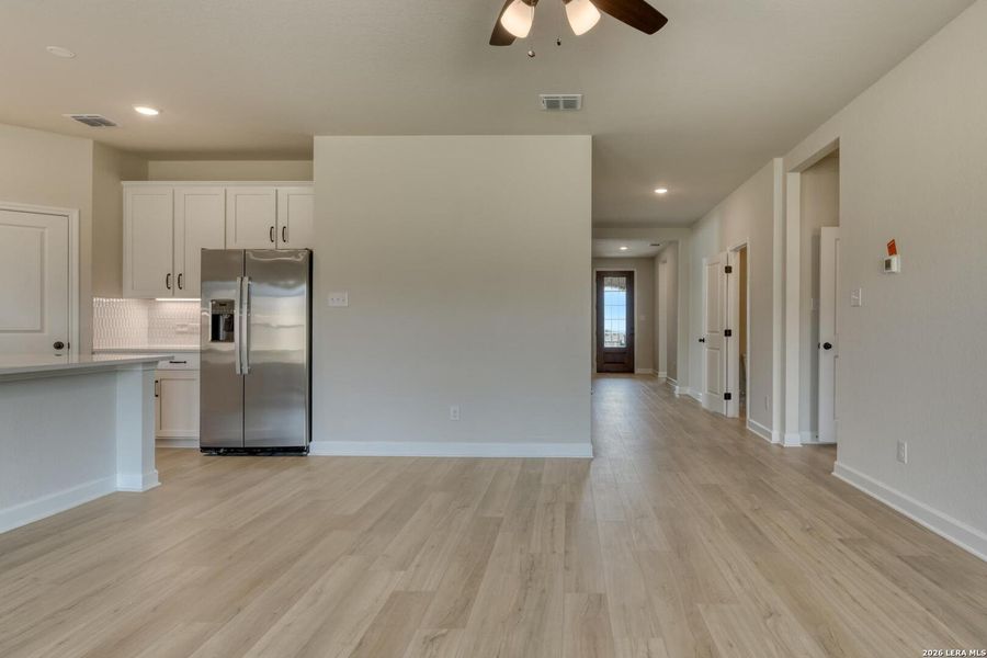 Spacious, unfurnished interior of a new home in Nopal Valley, San Antonio (Image 23).