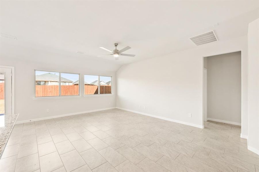 Spacious, unfurnished interior of a new home in Eagle Glen Elements, Alvarado (Image 23).