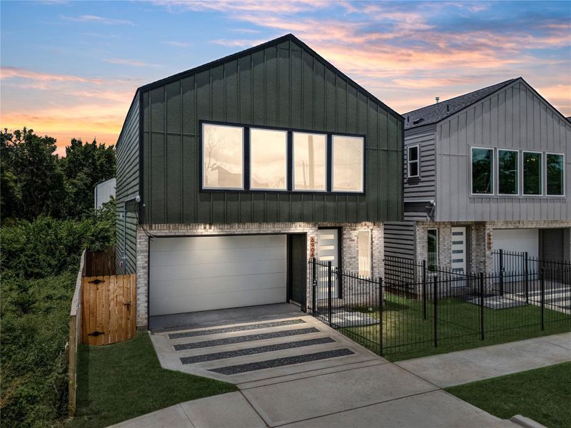 Gated entry, ribbon driveway,and a boutique-inspired designcome together for an elevatedwelcome home experience.