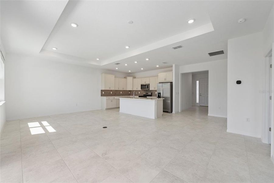 Spacious, unfurnished interior of a new home in Calesa Township, Ocala (Image 27).
