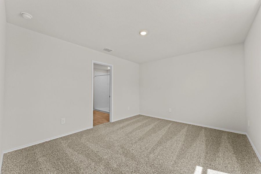 Spacious, unfurnished interior of a new home in Ladera, Luling (Image 17).