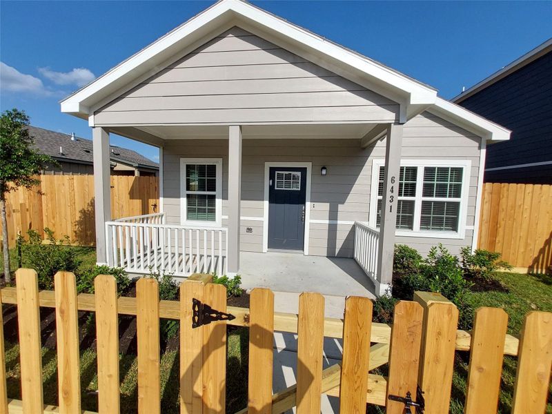 Exterior details and patio area of a home in , Houston (Image 16).