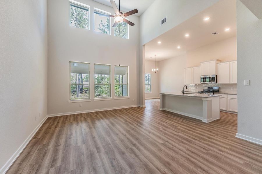 Spacious, unfurnished interior of a new home in Deer Pines, Conroe (Image 32).