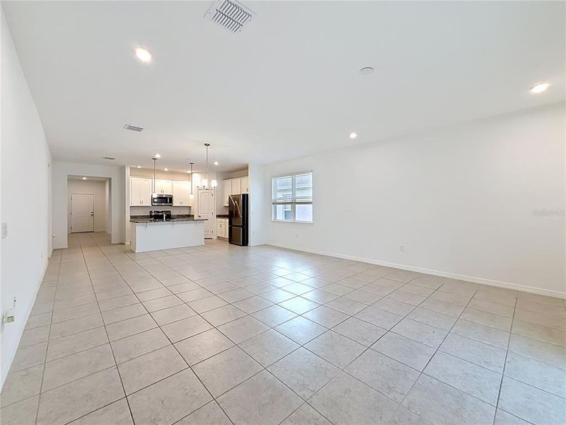 Spacious, unfurnished interior of a new home in , Mascotte (Image 20).