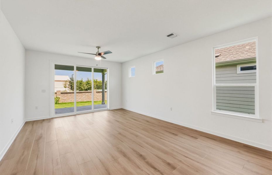 Spacious, unfurnished interior of a new home in Sun City Texas, Georgetown (Image 28).