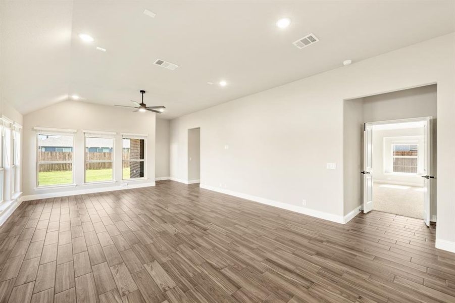 Spacious, unfurnished interior of a new home in Maplewood, Glenn Heights (Image 23).