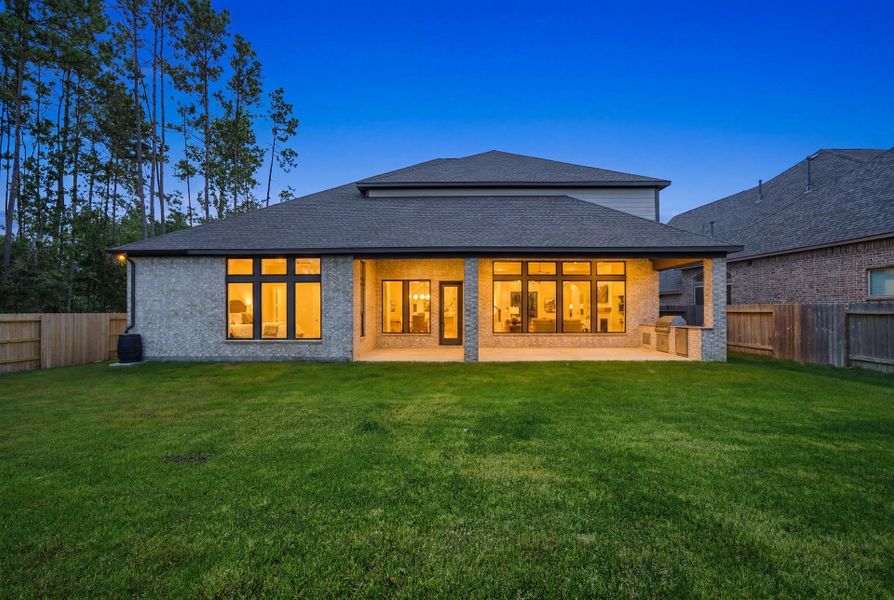 Exterior details and patio area of a home in Artavia 70′, Conroe (Image 27).