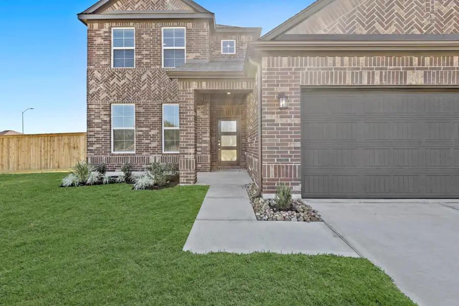 Exterior details and patio area of a home in Country Creek, Mont Belvieu (Image 3).