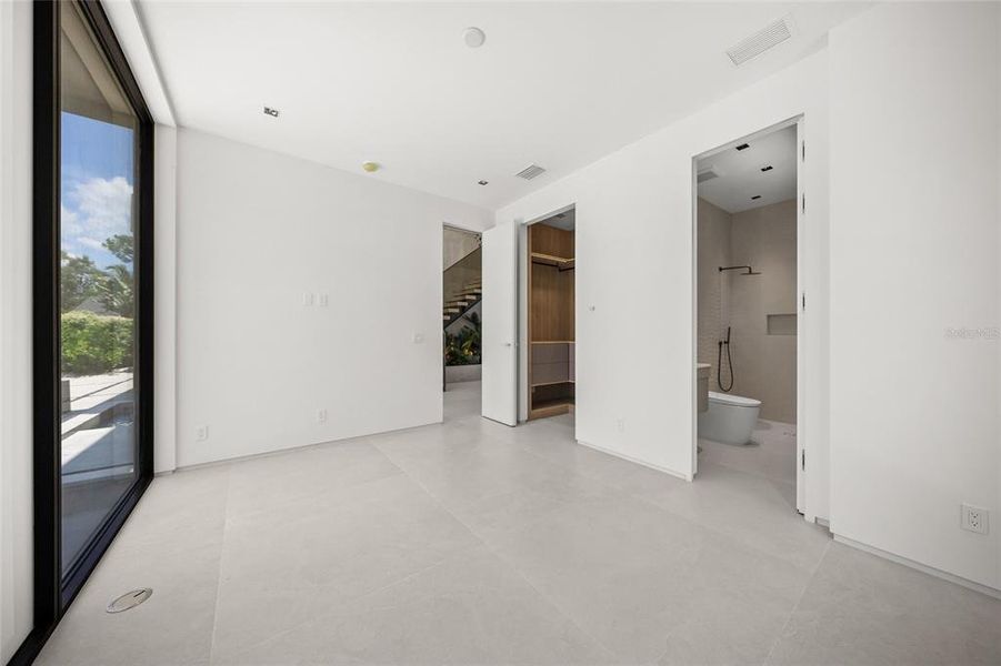 Spacious, unfurnished interior of a new home in , Sarasota (Image 18).