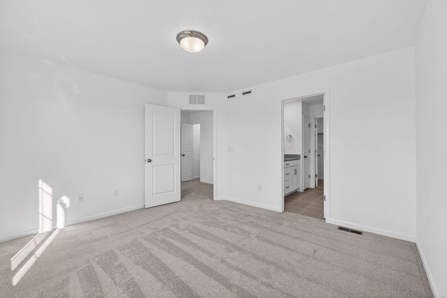 Spacious, unfurnished interior of a new home in Parterre, Thornton (Image 11).