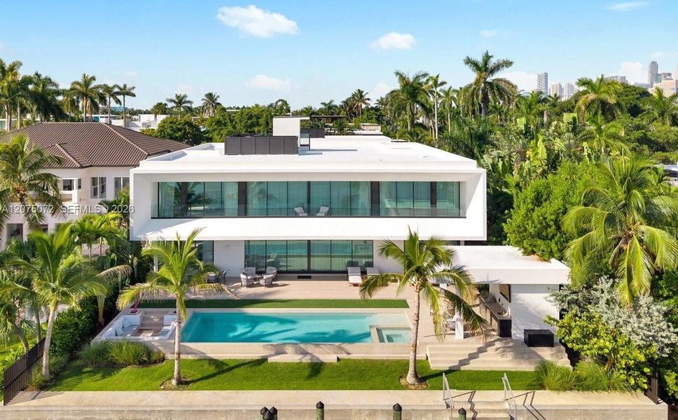 Condo located in Miami Beach, FL showcasing its design and architecture (Image 3).
