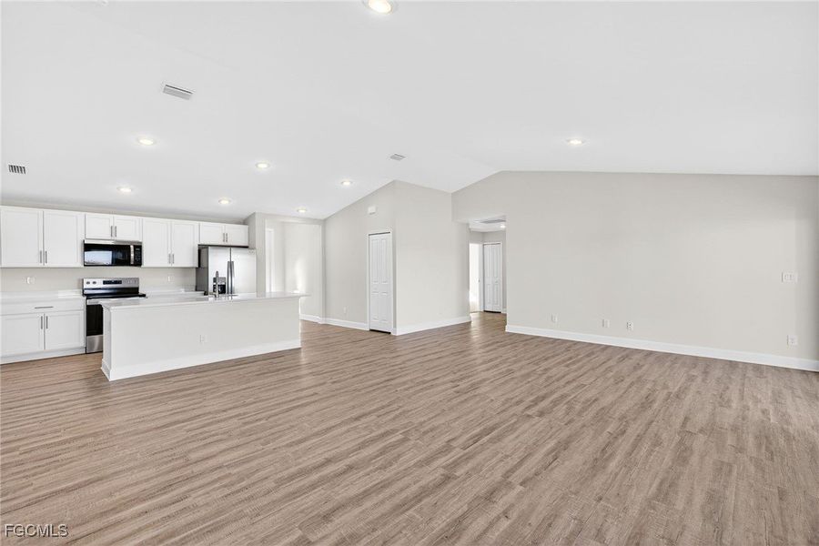 Spacious, unfurnished interior of a new home in Cape Coral, Cape Coral (Image 21).