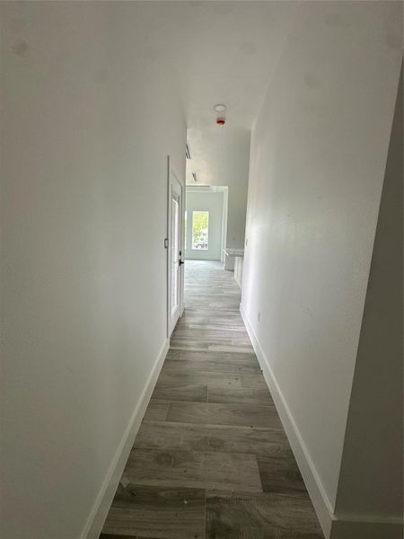Spacious, unfurnished interior of a new home in , Clute (Image 7).