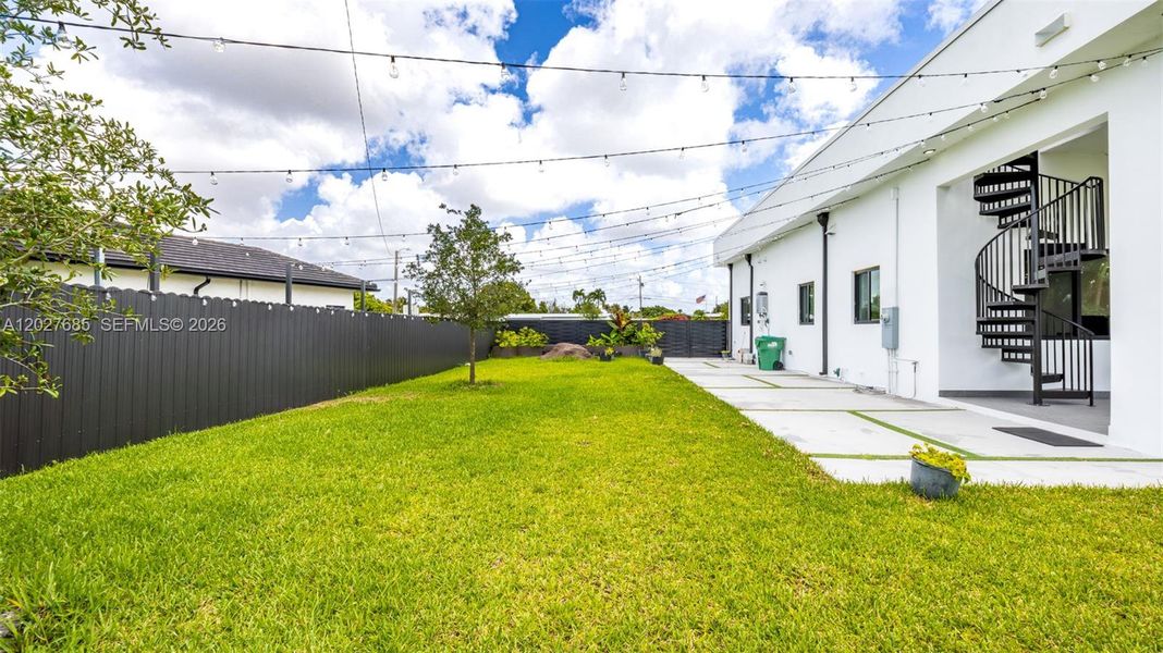 Exterior details and patio area of a home in , Miami (Image 26).
