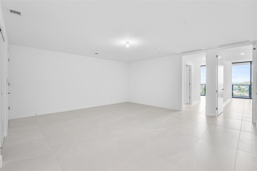 Spacious, unfurnished interior of a new home in Casamar, Pompano Beach (Image 17).